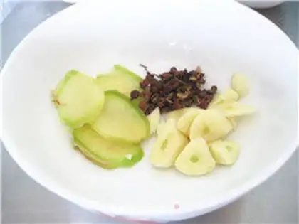 Make Cray shrimp mustard salad juice step 1