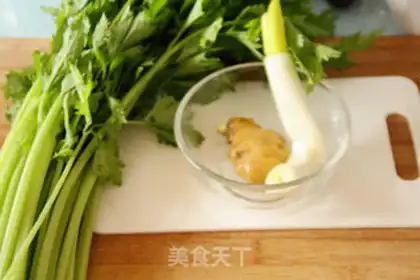 Make Shrimp pork celery dumplings step 2