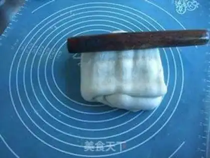 Make Fruit-meat mooncake step 6