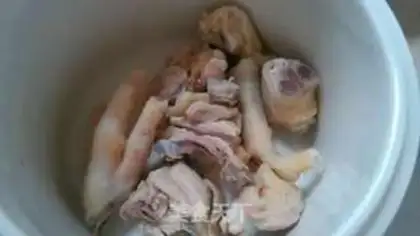 Make Five fingers of peach root chicken soup step 1