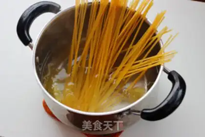 Make Garlic Italy Noodles step 1