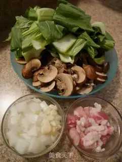 Make The green mushroom fried meat step 0