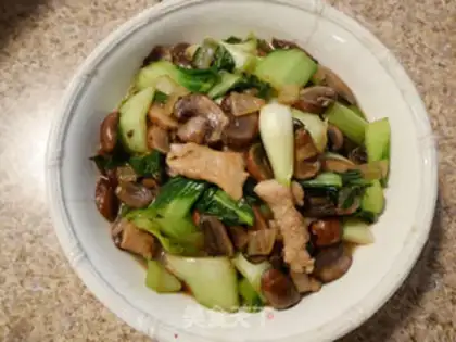 Make The green mushroom fried meat step 4