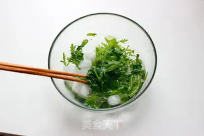 Make Sprinkled salad noodles step 1