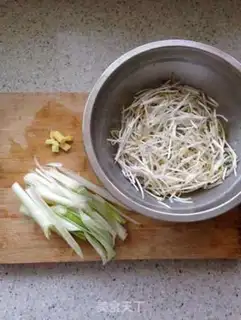 Make Onion noodles step 0