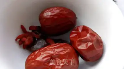 Make Chicken soup with red dates step 1