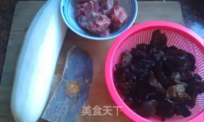 Make The radish urn and bone soup step 0