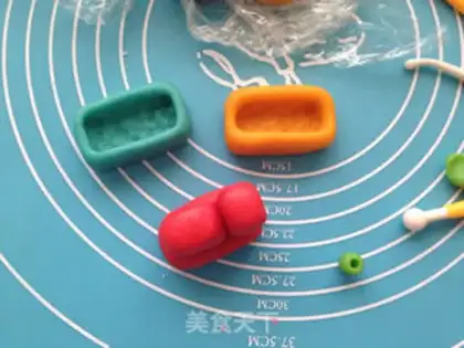 Make Toon train birthday cake step 13