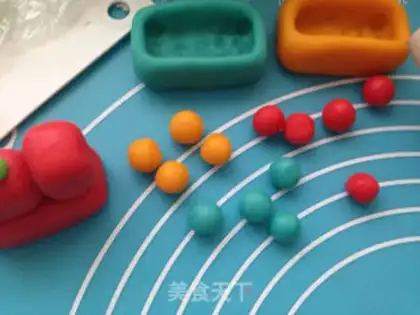 Make Toon train birthday cake step 14