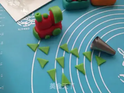 Make Toon train birthday cake step 16