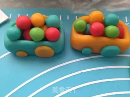 Make Toon train birthday cake step 18