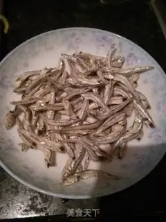Make Spicy little fish step 1