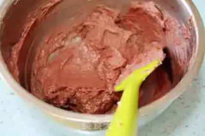 Make Red velvet wedding cake step 14