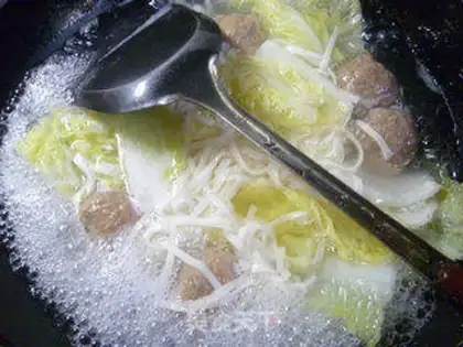 Make Beefball cabbage noodles step 4