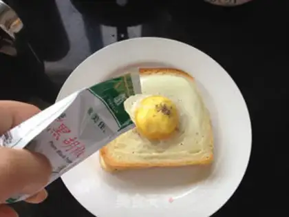 Make Toast roasted eggs step 6