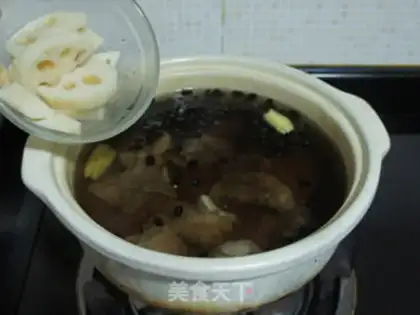 Make Black Bean Lotus Bone soup step 4