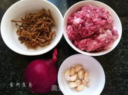 Make Onion onions, garlic sauce step 0