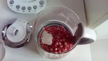 Make Pomegranate lemonade step 1
