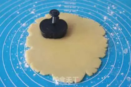 Make Halloween pumpkin cookies step 1