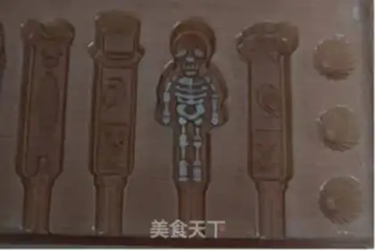 Make Halloween chocolate lollipop step 1