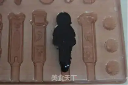 Make Halloween chocolate lollipop step 2