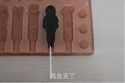 Make Halloween chocolate lollipop step 3