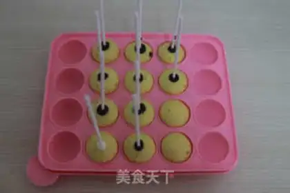 Make Halloween lollipop cake step 0