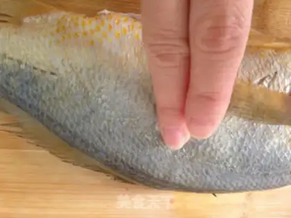 Make Red-burned yellow fish step 3