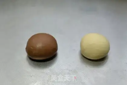 Make Double-coloured braid bread step 4