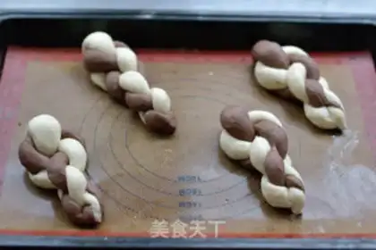 Make Double-coloured braid bread step 13