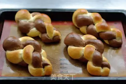 Make Double-coloured braid bread step 15