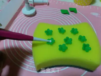 Make The bouquet cake step 14