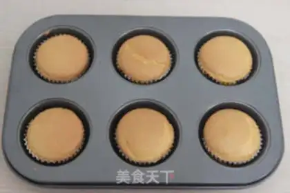 Make "Hallow Turns Sugar Cupcake." step 2