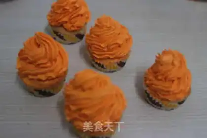Make "Hallow Turns Sugar Cupcake." step 3