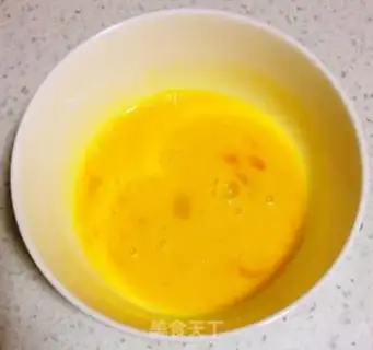 Make Scrambled onions and egg fried rice step 1