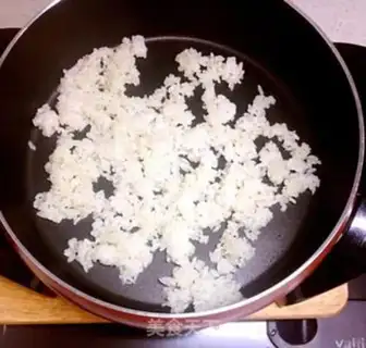 Make Scrambled onions and egg fried rice step 4