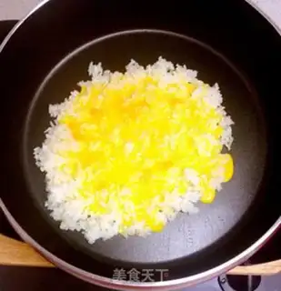 Make Scrambled onions and egg fried rice step 6