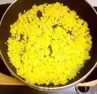 Make Scrambled onions and egg fried rice step 7