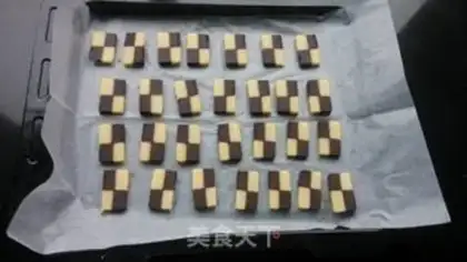 Make Double-coloured Chessies step 9