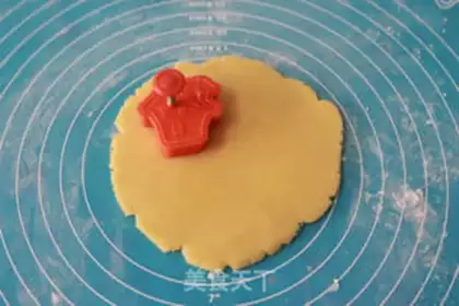 Make Halloween painting cookies step 1