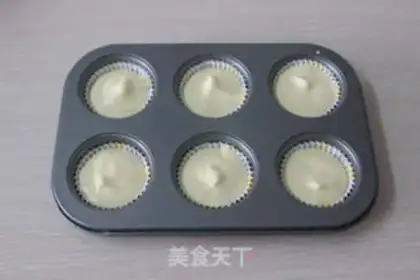 Make Halloween cream cupcakes step 1