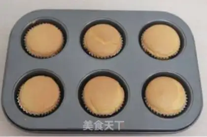 Make Halloween cream cupcakes step 2