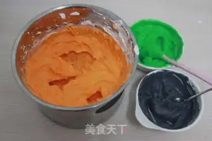 Make Halloween cream cupcakes step 4