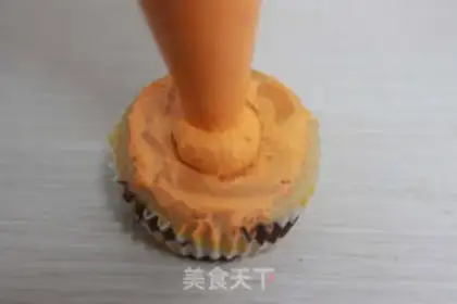 Make Halloween cream cupcakes step 5