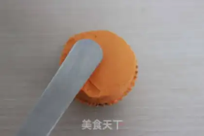 Make Halloween cream cupcakes step 6