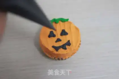Make Halloween cream cupcakes step 9