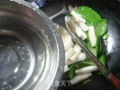 Make The salsa and green sauce step 4