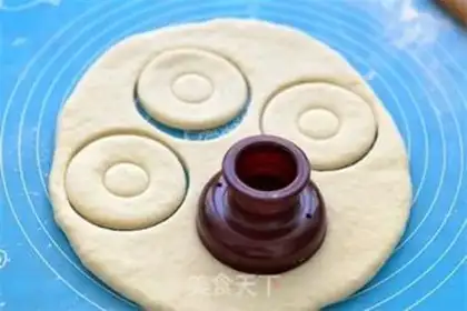 Make doughnut doughnuts step 5