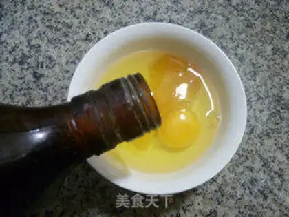 Make Scrambled onion fried eggs step 1
