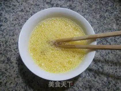 Make Scrambled onion fried eggs step 2
